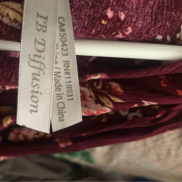 IB Diffusion 3 x burgundy With floral accents, blousey top- new or like new - Picture 3 of 7